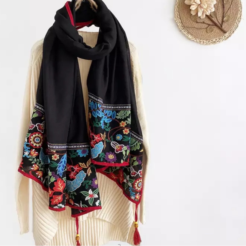 Embroidered scarfs - Picture 3 of 10
